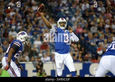 16 août 2013 - Orchard Park, New York, U. S - le quarterback des Buffalo Bills EJ MANUEL (3) fait le jet de la poche dans le troisième quart-temps contre les Vikings du Minnesota au Ralph Wilson Stadium à Orchard Park, NY. Buffalo bat le Minnesota 20-16. (Crédit image : © Michael Johnson/ZUMAPRESS.com) Banque D'Images