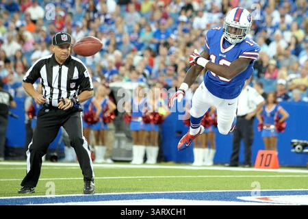 16 août 2013 - Orchard Park, New York, U. S - le récepteur large des Buffalo Bills KEVIN ELLIOTT (18 ans) s'élève à travers la zone d'extrémité pour retourner la balle dans une tentative d'épingler les Vikings du Minnesota après un deuxième quart-temps punt au Ralph Wilson Stadium. Buffalo bat le Minnesota 20-16. (Crédit image : © Michael Johnson/ZUMAPRESS.com) Banque D'Images