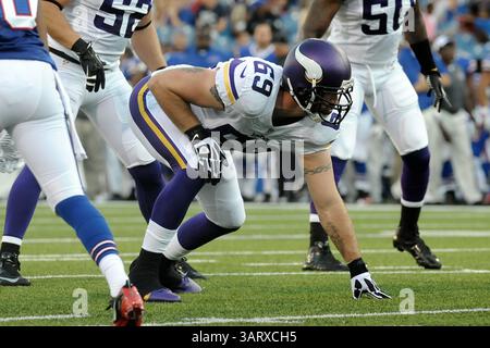 16 août 2013 - Orchard Park, New York, U. S - L'extrémité défensive des Vikings du Minnesota JARED ALLEN (69) s'aligne dans le premier quart-temps contre les Buffalo Bills au Ralph Wilson Stadium à Orchard Park, NY. Buffalo bat le Minnesota 20-16. (Crédit image : © Michael Johnson/ZUMAPRESS.com) Banque D'Images