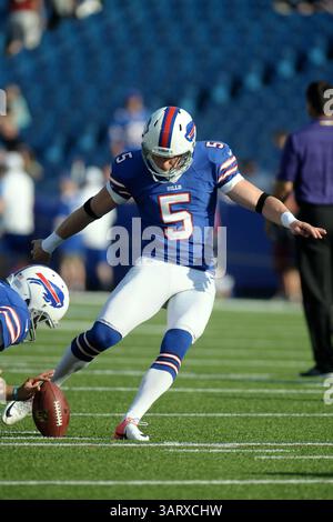 16 août 2013 - Orchard Park, New York, U. S - le kicker des Buffalo Bills DUSTIN HOPKINS (5) s'entraîne pendant l'avant-match alors que les Bills se préparent à affronter les Vikings du Minnesota au Ralph Wilson Stadium à Orchard Park, NY. Buffalo bat le Minnesota 20-16. (Crédit image : © Michael Johnson/ZUMAPRESS.com) Banque D'Images