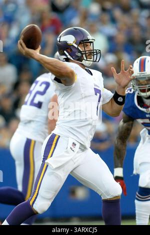 16 août 2013 - Orchard Park, New York, U. S - le quarterback des Vikings du Minnesota CHRISTIAN PONDER (7) fait le premier quart de lancer contre les Buffalo Bills au Ralph Wilson Stadium à Orchard Park, NY. Buffalo bat le Minnesota 20-16. (Crédit image : © Michael Johnson/ZUMAPRESS.com) Banque D'Images