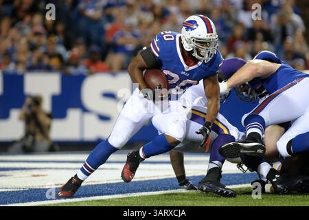16 août 2013 - Orchard Park, New York, U. S - Buffalo Bills Running Back TASHARD CHOICE (20) sort de la zone de fin au troisième quart-temps contre les Vikings du Minnesota au Ralph Wilson Stadium à Orchard Park, NY. Buffalo bat le Minnesota 20-16. (Crédit image : © Michael Johnson/ZUMAPRESS.com) Banque D'Images