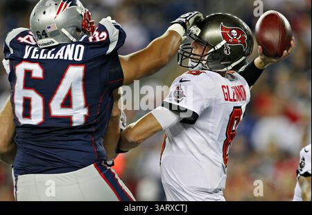 16 août 2013 - Foxborough, ma, États-Unis - New England Patriots Defensive Tackle Joe Vellano (64) pressions Tampa Bay Buccaneers quarterback Mike Glennon (8) pendant le deuxième quart-temps en pré-saison au Gillette Stadium à Foxborough, Massachusetts, le vendredi 16 août 2013. (Crédit image : © Daniel Wallace/MCT/ZUMAPRESS.com) Banque D'Images