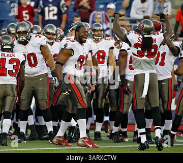 16 août 2013 - Foxborough, ma, États-Unis - les Buccaneers de Tampa Bay s'enflamment pendant les échauffements avant de jouer contre les Patriots de la Nouvelle-Angleterre en pré-saison au stade Gillette à Foxborough, Massachusetts, le vendredi 16 août 2013. (Crédit image : © Daniel Wallace/MCT/ZUMAPRESS.com) Banque D'Images