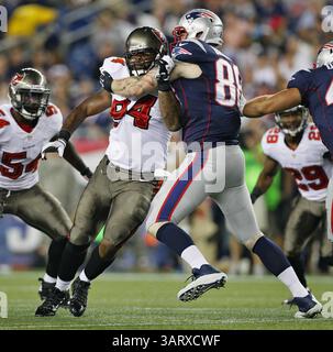 16 août 2013 - Foxborough, ma, États-Unis - New England Patriots Tight End Jake Ballard (88) termine la défensive End des Buccaneers de Tampa Bay Adrian Clayborn (94) lors du premier quart-temps de l'action de pré-saison au Gillette Stadium à Foxborough, Massachusetts, le vendredi 16 août 2013. (Crédit image : © Daniel Wallace/MCT/ZUMAPRESS.com) Banque D'Images