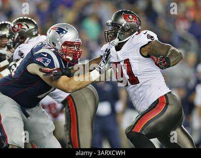 16 août 2013 - Foxborough, ma, États-Unis - Tampa Bay Buccaneers Defensive end Da'Quan Bowers (91) affronte le joueur de ligne offensif des Patriots de la Nouvelle-Angleterre R.J. Mattes (71) au cours du deuxième quart-temps de l'action de pré-saison au stade Gillette à Foxborough, Massachusetts, le vendredi 16 août 2013. (Crédit image : © Daniel Wallace/MCT/ZUMAPRESS.com) Banque D'Images