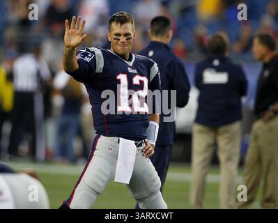 16 août 2013 - Foxborough, ma, États-Unis - Tom Brady (12), quarterback des Patriots de la Nouvelle-Angleterre, fait des vagues pendant les échauffements avant l'action de pré-saison contre les Buccaneers de Tampa Bay au stade Gillette à Foxborough, Massachusetts, le vendredi 16 août 2013. (Crédit image : © Daniel Wallace/MCT/ZUMAPRESS.com) Banque D'Images