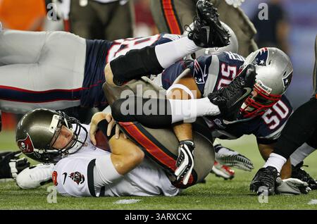 16 août 2013 - Foxborough, ma, États-Unis - Mike Glennon, le quarterback des Buccaneers de Tampa Bay, est limogé pour une défaite par Rob Ninkovich (50 ans), le défenseur des Patriots de la Nouvelle-Angleterre, lors du deuxième quart-temps de l'action de pré-saison au Gillette Stadium de Foxborough, Massachusetts, le vendredi 16 août 2013. (Crédit image : © Daniel Wallace/MCT/ZUMAPRESS.com) Banque D'Images
