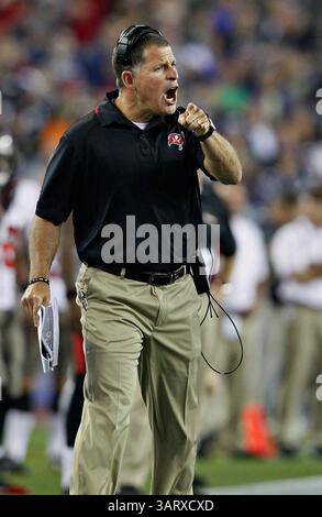 16 août 2013 - Foxborough, ma, États-Unis - Greg Schiano, entraîneur-chef des Buccaneers de Tampa Bay, crie à sa défense pendant le premier quart-temps contre les Patriots de la Nouvelle-Angleterre en action de pré-saison au stade Gillette à Foxborough, Massachusetts, le vendredi 16 août 2013. (Crédit image : © Daniel Wallace/MCT/ZUMAPRESS.com) Banque D'Images