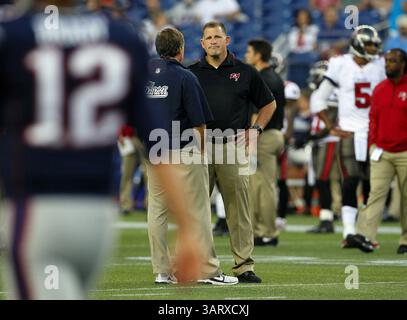 16 août 2013 - Foxborough, ma, États-Unis - Bill Belichick, entraîneur-chef des Patriots de la Nouvelle-Angleterre, et Greg Schiano, entraîneur-chef des Buccaneers de Tampa Bay, discutent avant un match de pré-saison au Gillette Stadium à Foxborough, Massachusetts, le vendredi 16 août 2013. (Crédit image : © Daniel Wallace/MCT/ZUMAPRESS.com) Banque D'Images