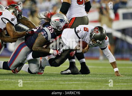 16 août 2013 - Foxborough, ma, États-Unis - Josh Freeman (5), le quarterback des Buccaneers de Tampa Bay, est limogé par Brandon Spikes (55), le linebacker des Patriots de la Nouvelle-Angleterre, au cours du premier quart-temps de l'action de pré-saison au Gillette Stadium de Foxborough, Massachusetts, le vendredi 16 août 2013. (Crédit image : © Daniel Wallace/MCT/ZUMAPRESS.com) Banque D'Images