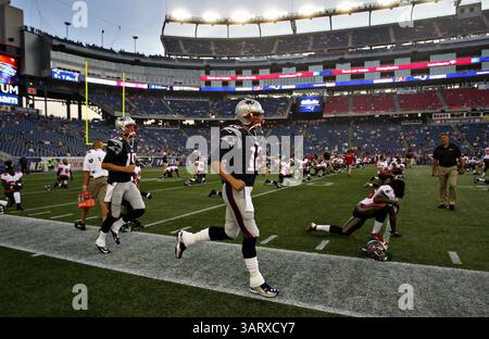 16 août 2013 - Foxborough, ma, États-Unis - Tom Brady (12 ans), quarterback des Patriots de la Nouvelle-Angleterre, passe devant les Buccaneers de Tampa Bay alors qu'ils s'échauffent pour un match de pré-saison au Gillette Stadium à Foxborough, Massachusetts, le vendredi 16 août 2013. (Crédit image : © Daniel Wallace/MCT/ZUMAPRESS.com) Banque D'Images