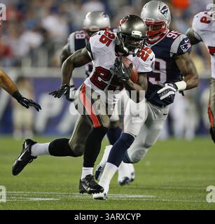 16 août 2013 - Foxborough, ma, États-Unis - Tampa Bay Buccaneers Running back Mike James (25) fait un gain de 15 yards au deuxième quart-temps contre les Patriots de la Nouvelle-Angleterre en pré-saison au stade Gillette de Foxborough, Massachusetts, le vendredi 16 août 2013. (Crédit image : © Daniel Wallace/MCT/ZUMAPRESS.com) Banque D'Images