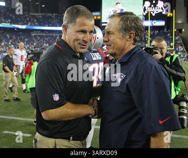 16 août 2013 - Foxborough, ma, États-Unis - Greg Schiano, entraîneur-chef des Buccaneers de Tampa Bay, serre la main à Bill Belichick, entraîneur-chef des Patriots de la Nouvelle-Angleterre, à droite, après que les Patriots ont gagné, 25-21, en action de pré-saison au stade Gillette à Foxborough, Massachusetts, le vendredi 16 août 2013. (Crédit image : © Daniel Wallace/MCT/ZUMAPRESS.com) Banque D'Images