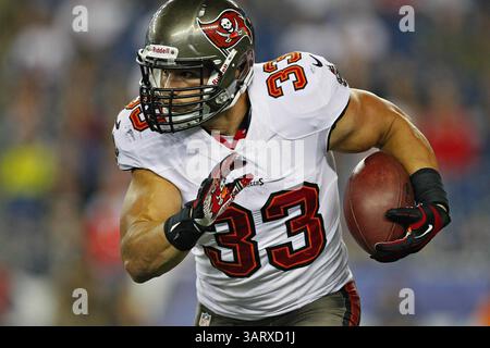 16 août 2013 - Foxborough, ma, États-Unis - Tampa Bay Buccaneers Running back Peyton Hillis (33 ans) cherche le terrain au quatrième quart-temps contre les Patriots de la Nouvelle-Angleterre en pré-saison au stade Gillette de Foxborough, Massachusetts, le vendredi 16 août 2013. Les Patriotes ont gagné, 25-21. (Crédit image : © Daniel Wallace/MCT/ZUMAPRESS.com) Banque D'Images