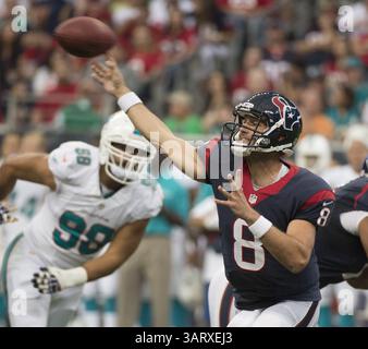 17 août 2013 - Houston, TX, USA - Matt Schaub (8) des Texans de Houston fait une passe contre les Dolphins de Miami dans la première moitié de leur match de pré-saison le samedi 17 août 2013, à la Nouvelle-Orléans, en Louisiane. (Crédit image : © George Bridges/MCT/ZUMAPRESS.com) Banque D'Images