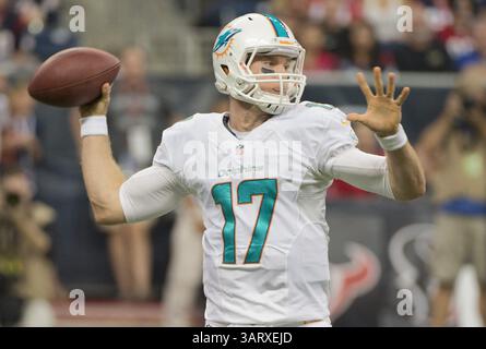 17 août 2013 - Houston, TX, USA - Ryan Tannehill (17 ans) des Dolphins de Miami fait une passe contre les Texans de Houston dans la première moitié de leur match de pré-saison le samedi 17 août 2013, à la Nouvelle-Orléans, en Louisiane. (Crédit image : © George Bridges/MCT/ZUMAPRESS.com) Banque D'Images