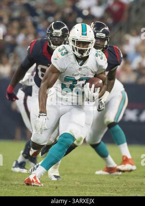 17 août 2013 - Houston, TX, USA - Daniel Thomas (33) des Dolphins de Miami porte le ballon contre les Texans de Houston dans la première moitié de leur match de pré-saison le samedi 17 août 2013, à la Nouvelle-Orléans, en Louisiane. (Crédit image : © George Bridges/MCT/ZUMAPRESS.com) Banque D'Images