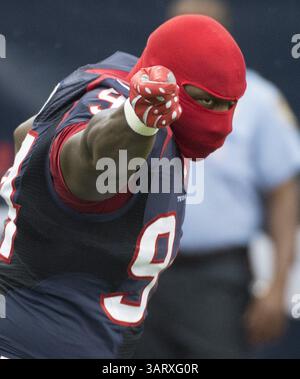 17 août 2013 - Houston, TX, USA - Antonio Smith (94) des Texans de Houston est présenté avant un match de pré-saison contre les Dolphins de Miami le samedi 17 août 2013, à la Nouvelle-Orléans, en Louisiane. (Crédit image : © George Bridges/MCT/ZUMAPRESS.com) Banque D'Images
