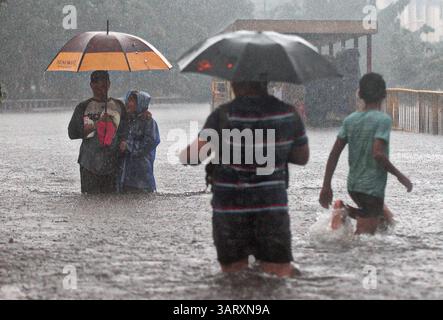 20 août 2013 - Manille, Philippines - les Philippins patèrent dans les eaux de crue à Manille, Philippines, le 20 août 2013. Les fortes pluies intensifiées par la tempête tropicale Trami se sont poursuivies pendant un deuxième jour, provoquant une hausse des niveaux d'eau et poussant des milliers de personnes vivant dans les zones basses à fuir leurs foyers. (Crédit image : © Ezra Acayan/ZUMAPRESS.com) Banque D'Images