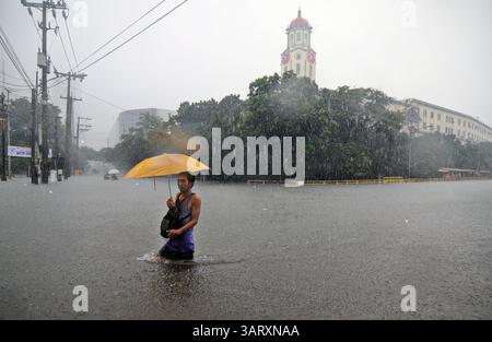 20 août 2013 - Manille, Philippines - Un homme patère dans les eaux de crue à Manille, Philippines, le 20 août 2013. Les fortes pluies intensifiées par la tempête tropicale Trami se sont poursuivies pendant un deuxième jour, provoquant une hausse des niveaux d'eau et poussant des milliers de personnes vivant dans les zones basses à fuir leurs foyers. (Crédit image : © Ezra Acayan/ZUMAPRESS.com) Banque D'Images