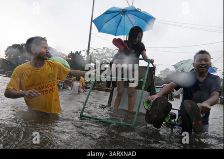 20 août 2013 - Manille, Philippines - Un pousse-pousse transporte une femme à travers les eaux de crue à Manille, Philippines, le 20 août 2013. Les fortes pluies intensifiées par la tempête tropicale Trami se sont poursuivies pendant un deuxième jour, provoquant une hausse des niveaux d'eau et poussant des milliers de personnes vivant dans les zones basses à fuir leurs foyers. (Crédit image : © Ezra Acayan/ZUMAPRESS.com) Banque D'Images