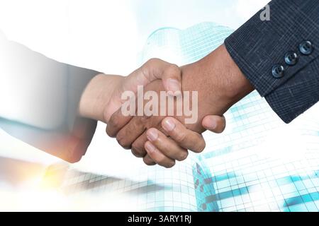 Deux heureux dirigeants professionnels divers hommes d'affaires se serrant la main après un accord financier réussi à la réunion du bureau du conseil d'administration du groupe. Confiance d'accord Banque D'Images