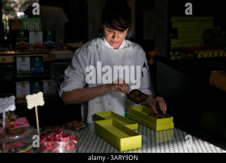 16 mai 2013 - Chicago, il, USA - Uzma Sharif, chocolatière dans son magasin Pilsen, chocolat Uzma Sharif, le 16 mai 2013, à Chicago, Illinois. ''C'est le quartier des arts. Je suis entourée de créativité », a déclaré le diplômé de l'École française de pâtisserie. (Crédit image : © Alex Garcia/MCT/ZUMAPRESS.com) Banque D'Images