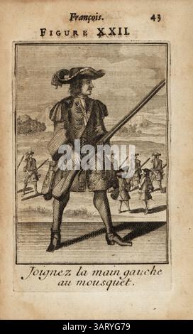 Soldat français tenant son mousquet des deux mains. Mousquetaire en tricorne, manteau militaire avec épaulettes, poche de poudre à canon, tuyau et chaussures en cuir tenant un mousquet à allumettes. Joignez la main gauche au mousquet. Gravure sur cuivre par Pierre Giffart de L’Art militaire Francois pour l’infanterie, Pierre Giffart, Paris, 1696. Livre d'exercices militaires français du XVIIe siècle pour l'infanterie couvrant mousquet, brochet, épée et grenade. Banque D'Images