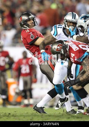 24 octobre 2013 - Tampa, FL, États-Unis - le kicker des Buccaneers de Tampa Bay, Rian Lindell, à gauche, regarde un field goal de 47 yards du premier quart-temps naviguer à travers les montants contre les Panthers de la Caroline au Raymond James Stadium de Tampa, Floride, le jeudi 24 octobre 2013. (Crédit image : © Brendan Fitterer/MCT/ZUMAPRESS.com) Banque D'Images