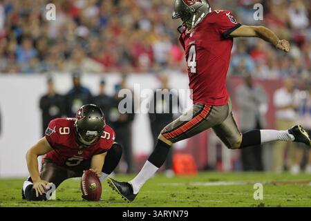 24 octobre 2013 - Tampa, FL, USA - le kicker des Buccaneers de Tampa Bay Rian Lindell (4) frappe un field-goal de 47 yards lors du premier quart-temps contre les Panthers de la Caroline au Raymond James Stadium de Tampa, Floride, le jeudi 24 octobre 2013. (Crédit image : © Daniel Wallace/MCT/ZUMAPRESS.com) Banque D'Images