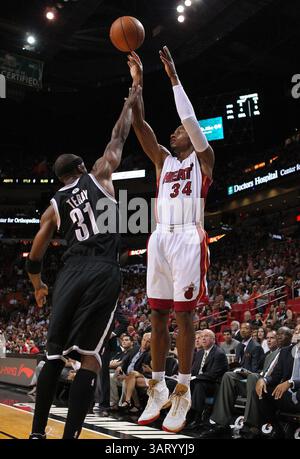 25 octobre 2013 - Miami, FL, États-Unis - Ray Allen du Miami Heat tire sur Jason Terry des nets de Brooklyn au cours du premier quart-temps de pré-saison à l'AmericanAirlines Arena de Miami, Floride, le vendredi 25 octobre 2013. (Crédit image : © David Santiago/MCT/ZUMAPRESS.com) Banque D'Images