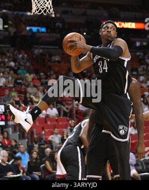 25 octobre 2013 - Miami, FL, USA - Paul Pierce des nets de Brooklyn accapare un rebond au troisième quart-temps contre le Heat de Miami en pré-saison à l'AmericanAirlines Arena de Miami, Floride, le vendredi 25 octobre 2013. (Crédit image : © David Santiago/MCT/ZUMAPRESS.com) Banque D'Images