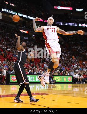 25 octobre 2013 - Miami, FL, États-Unis - Chris Andersen du Heat de Miami passe la balle contre Jason Terry des nets de Brooklyn au cours du premier quart-temps en pré-saison à l'AmericanAirlines Arena de Miami, Floride, le vendredi 25 octobre 2013. (Crédit image : © David Santiago/MCT/ZUMAPRESS.com) Banque D'Images