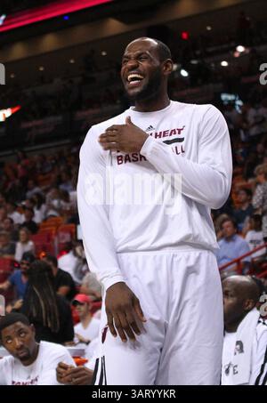 25 octobre 2013 - Miami, FL, USA - LeBron James du Heat de Miami rigole au deuxième quart-temps contre les nets de Brooklyn en pré-saison à l'AmericanAirlines Arena de Miami, Floride, le vendredi 25 octobre 2013. (Crédit image : © David Santiago/MCT/ZUMAPRESS.com) Banque D'Images