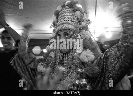 8 mai 2006 - Rosh Ahine, Israël - Une mariée yéménite israélienne danse lors de sa cérémonie du henné. Avoir une cérémonie juive traditionnelle du henné est censé apporter de la chance au nouveau couple., il est censé apporter de la chance au nouveau couple. À mesure que le pays progresse et se modernise à bien des égards, les vieilles traditions sont maintenues par beaucoup. Les images de Eye to Sion montrent la diversité culturelle et le paradoxe en Israël. (Crédit image : © Motty Levy/ZUMA Wire/ZUMAPRESS.com) Banque D'Images