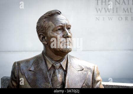 Nouvelle-Orléans, Louisiane, États-Unis. 17 avril 2025. Une sculpture en bronze du président Franklin D. Roosevelt exposée à l'extérieur du musée national de la seconde Guerre mondiale. (Crédit image : © Robin Rayne/ZUMA Press Wire) USAGE ÉDITORIAL SEULEMENT ! Non destiné à UN USAGE commercial ! Banque D'Images