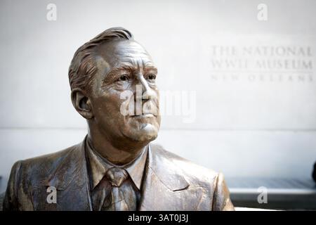 Nouvelle-Orléans, Louisiane, États-Unis. 17 avril 2025. Une sculpture en bronze du président Franklin D. Roosevelt exposée à l'extérieur du musée national de la seconde Guerre mondiale. (Crédit image : © Robin Rayne/ZUMA Press Wire) USAGE ÉDITORIAL SEULEMENT ! Non destiné à UN USAGE commercial ! Banque D'Images