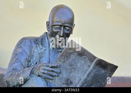 Sculpture le lecteur de Klaus Glutting 1987, art moderne, sculpture en bronze, lecteur de journaux, lecteur, littérature, lecteur de livres, lecture, assis, détail Banque D'Images