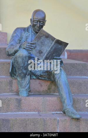 Sculpture le lecteur de Klaus Glutting 1987 assis devant les marches de l'ancien hôtel de ville, art moderne, sculpture en bronze, lecteur de journaux, lecteur Banque D'Images