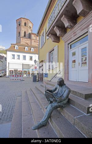 Sculpture le lecteur de Klaus Glutting 1987 devant l'entrée de l'ancien hôtel de ville et l'église néo-romane St Michel construite en 1841, Mo Banque D'Images
