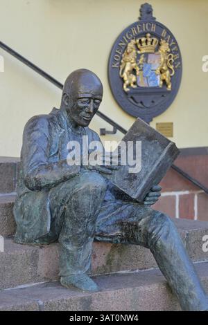 Sculpture le lecteur par Klaus Glutting 1987 devant les marches de l'ancien hôtel de ville et armoiries royales historiques bavaroises, Royaume, Bavière, m Banque D'Images