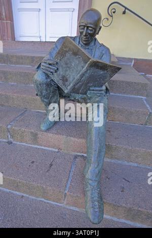 Sculpture le lecteur de Klaus Glutting 1987 devant les marches de l'ancien hôtel de ville, art moderne, sculpture en bronze, jambe, lecteur de journaux, reader, l Banque D'Images