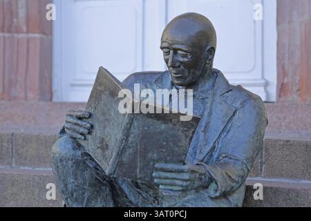 Sculpture le lecteur de Klaus Glutting 1987, art moderne, sculpture en bronze, lecteur de journaux, lecteur, littérature, lecteur de livres, lecture, assis, détail Banque D'Images