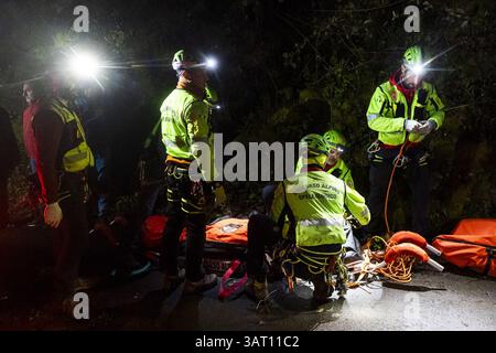 Sauveteurs au travail près du site de l'accident du téléphérique du Monte Faito qui a coûté la vie à quatre personnes et blessé une personne dans un état critique, 17 avril 2025. Banque D'Images