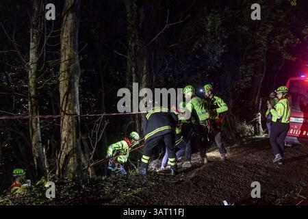 Sauveteurs au travail près du site de l'accident du téléphérique du Monte Faito qui a coûté la vie à quatre personnes et blessé une personne dans un état critique, 17 avril 2025. Banque D'Images