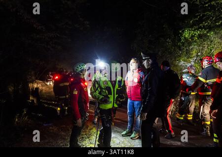 Sauveteurs au travail près du site de l'accident du téléphérique du Monte Faito qui a coûté la vie à quatre personnes et blessé une personne dans un état critique, 17 avril 2025. Banque D'Images