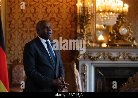 Paris, France. 17 avril 2025. Le ministre britannique des Affaires étrangères David Lammy attend une réunion à Paris, Quai Orsay, France. 17 avril 2025. Photo de Jeanne Accorsini/Pool/ABACAPRESS. COM Credit : Abaca Press/Alamy Live News Banque D'Images