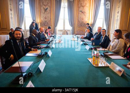 Paris, France. 17 avril 2025. Le ministre ukrainien des Affaires étrangères Andrii Sybiha, le ministre français de l'Europe et des Affaires étrangères Jean-Noel Barrot, le ministre britannique des Affaires étrangères David Lammy, le secrétaire d'Etat américain Marco Rubio et le directeur politique allemand du ministère des Affaires étrangères Gunter Sautter posent pour une photo avant une réunion à Paris, Quai Orsay, France. 17 avril 2025. Photo de Jeanne Accorsini/Pool/ABACAPRESS. COM Credit : Abaca Press/Alamy Live News Banque D'Images