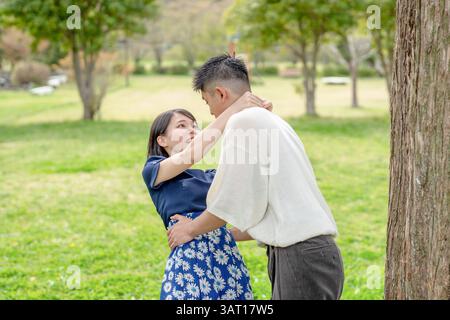 Dans la scène printanière en mai, nous voyons un parc sans pilote à Jokojicho, Gokojicho, préfecture d'Eri. Les couples japonais au début de la vingtaine passent du temps ensemble. T Banque D'Images
